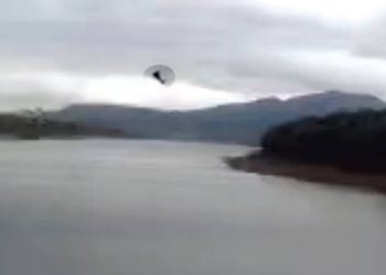 Helicóptero com quatro pessoas cai em Capitólio (MG); uma delas morreu