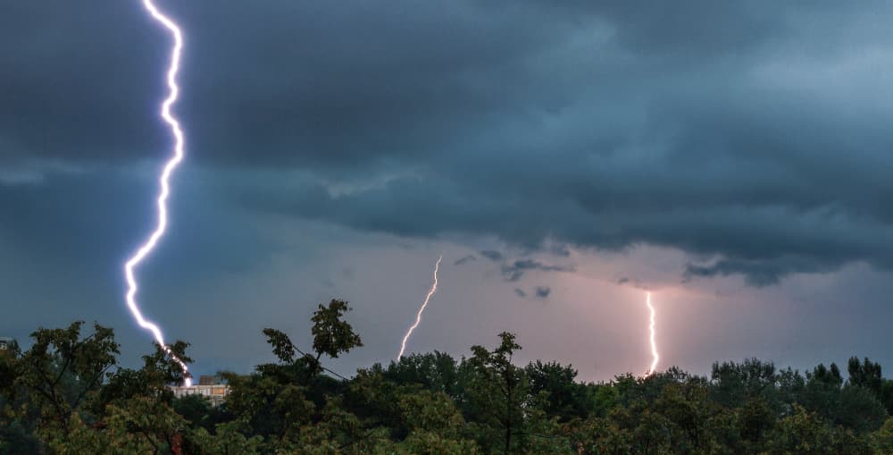 temporal com queda de raio