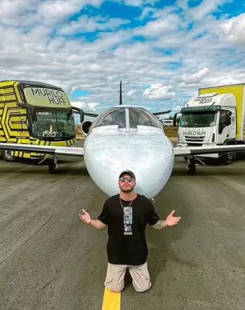 Murillo Huff e a aeronave que caiu em vala