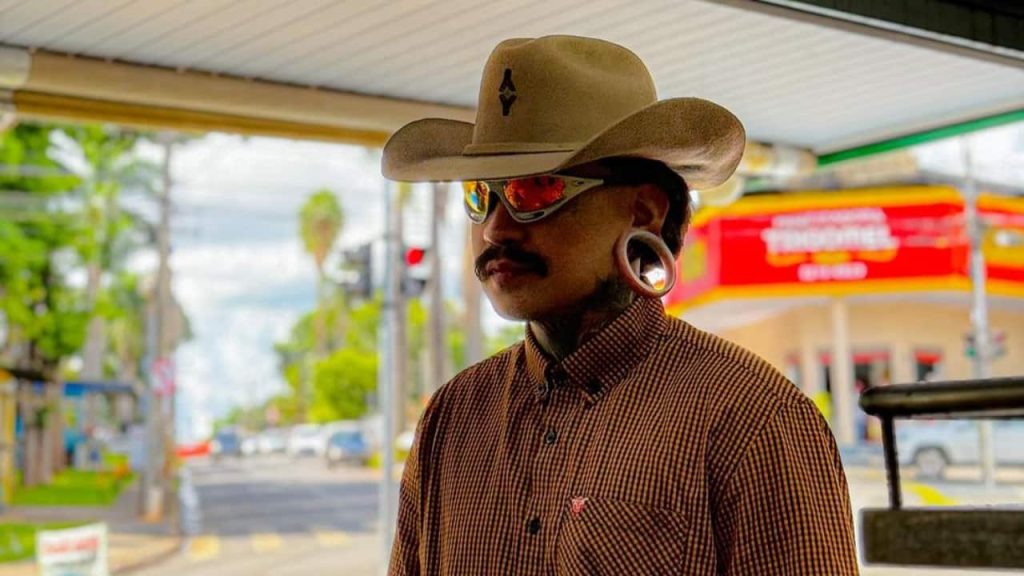 DJ Jiraya Uai é atingido por garrafa e abandona show em Goiás para atendimento médico