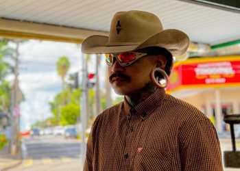 DJ Jiraya Uai é atingido por garrafa e abandona show em Goiás para atendimento médico