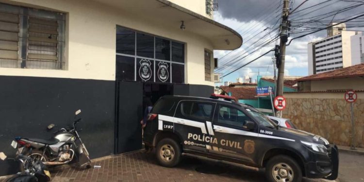 Mãe e filhos são levados para delegacia após morte de aluno na porta de escola