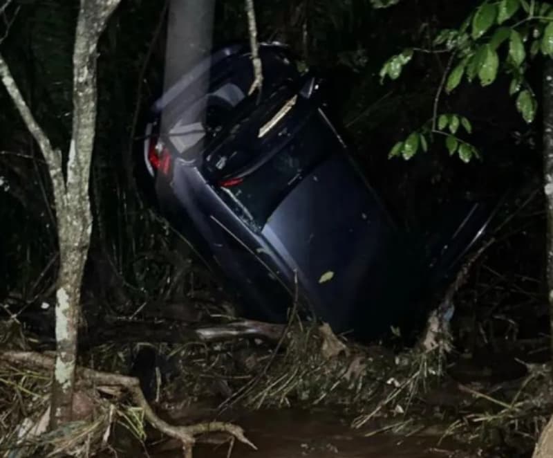 casal de idosos arrastado de ponte em Trindade