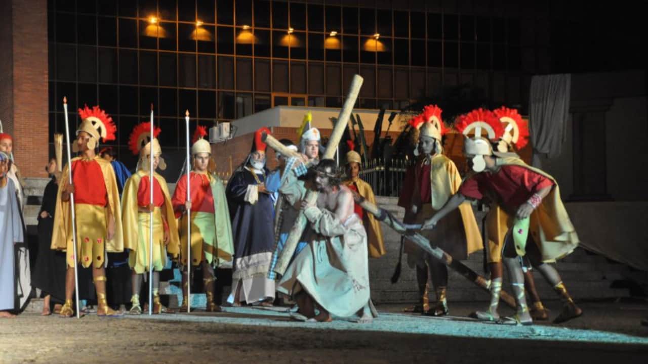 Cia de Teatro apresenta Paixão de Cristo na praça dos girassóis em Palmas, nesta sexta-feira 