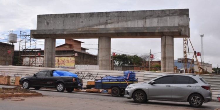 Trecho da Av. Castelo Branco é interditado devido obras no viaduto da Leste-Oeste