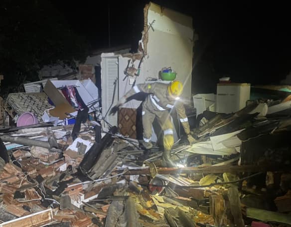 Casa fica destruída após explosão de gás de cozinha
