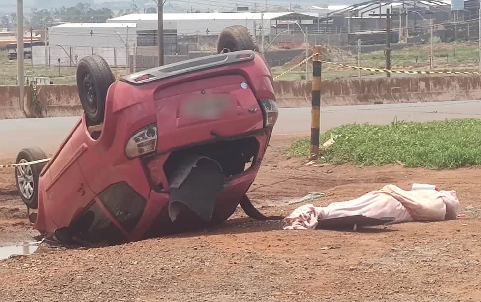 Carro capotado em Rio Verde