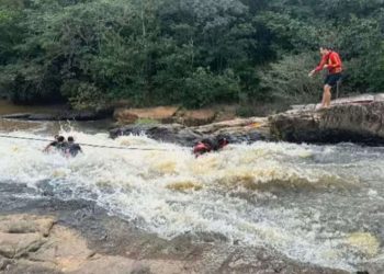 Amigos ficam ilhados após tromba d´água em cachoeira de Goiás; veja vídeo