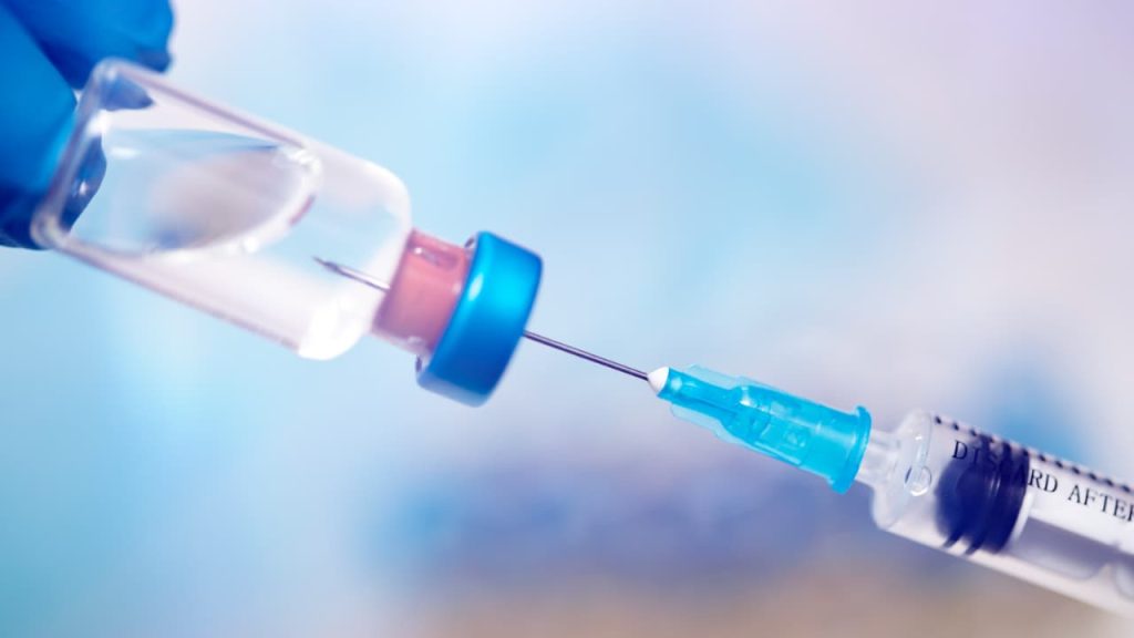 AstraZeneca reconhece efeito colateral raro da vacina contra covid-19