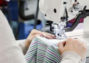 Funcionária de confecção é suspeita de desviar quase R$ 1 milhão de empresa, em Goiás