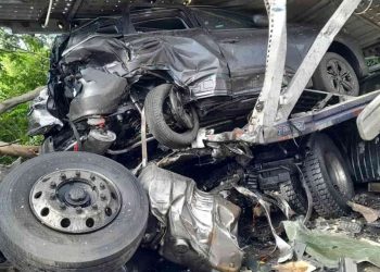 Grave colisão entre dois caminhões mata duas pessoas na BR-020
