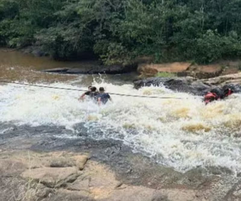 Jovens ilhados em cachoeira