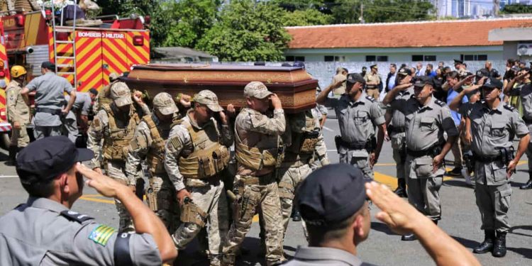 Cortejo fúnebre dos policiais mortos em acidente