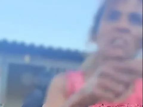 mulher retira sonda e oxigênio do filho