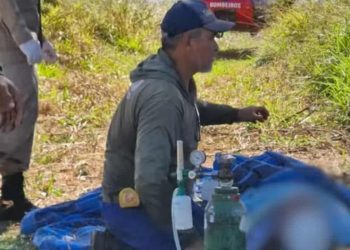 Helicóptero cai em lagoa de Goiás e deixa ao menos três feridos