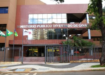 Mulher é denunciada pela morte da mãe após deixar idosa sem água e comida