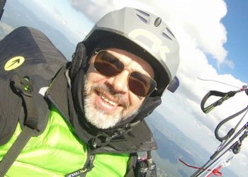 Piloto morre ao sofrer acidente em salto de parapente, em Jaraguá