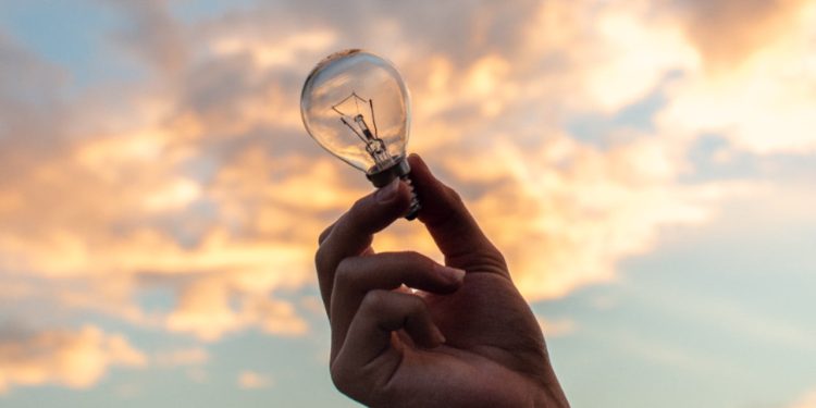 Goianos podem ter até 65% de desconto na conta de luz; veja como se cadastrar