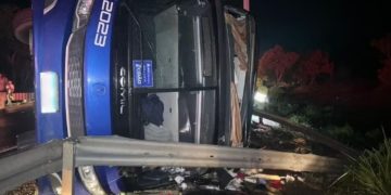 Ônibus que saiu de Goiânia tomba na BR-153, mata quatro pessoas e deixa 40 feridas
