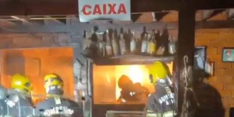 Incêndio atinge cozinha de restaurante em trindade; veja o vídeo