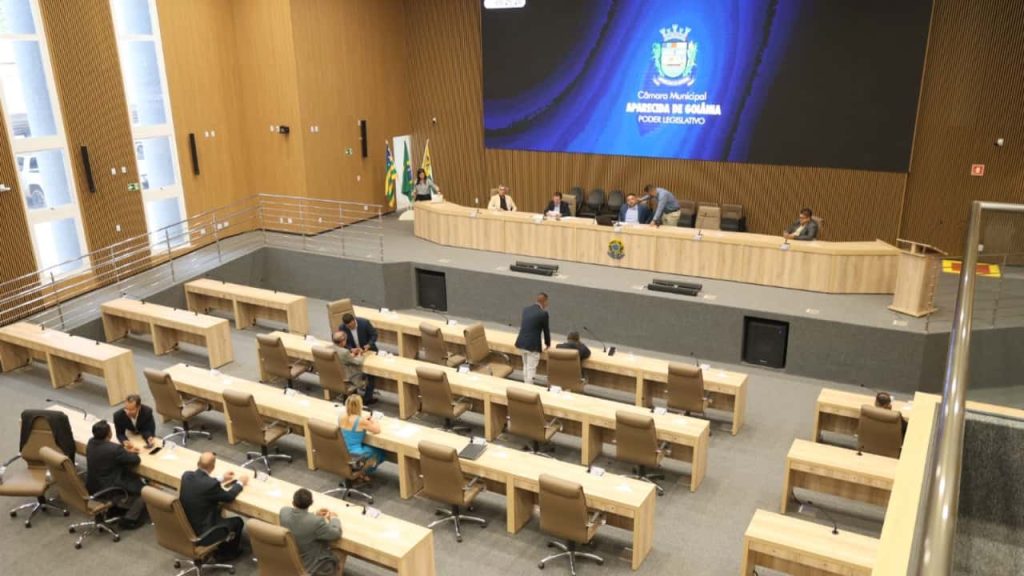 Vereadores de Aparecida derrubam veto e aprovam aumento de R$ 6 mil nos próprios salários