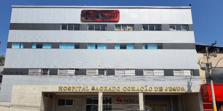 Criança de 2 anos morre após ser esquecida dentro de carro por creche, em Nerópolis
