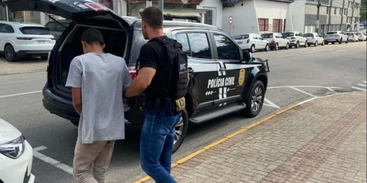 Tapeceiro é preso suspeito de dar golpe em clientes e vender móveis deles na internet