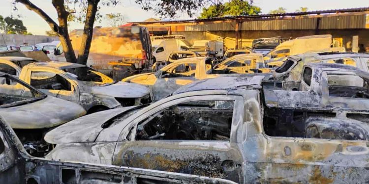 Incêndio destrói veículos em empresa de adaptação automotiva em Aparecida de Goiânia