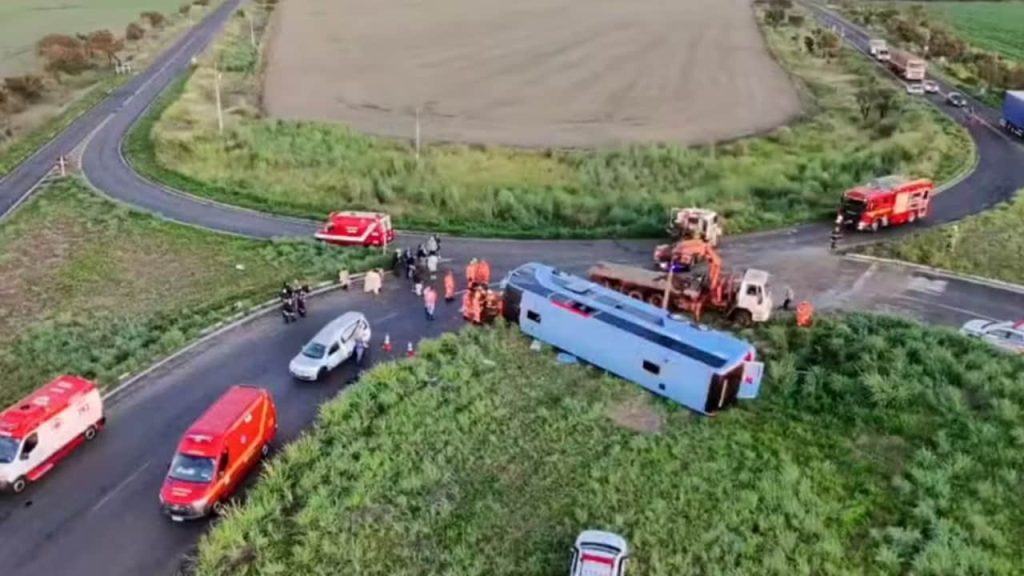 Ônibus que saiu de Anápolis tomba em Minas Gerais e deixa 11 mortos