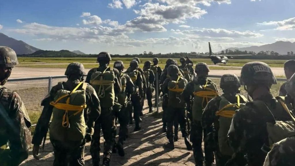 Militar do Exército morre durante treinamento de salto de paraquedas, em Goiás
