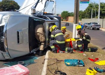 Bombeiros resgatam motorista ferido após caminhonete tombar em Goiás