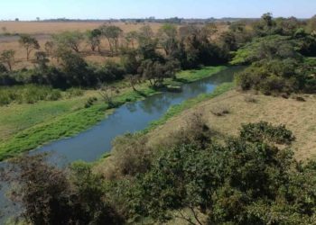 Rio meia ponte extra em estado de alerta em Goiás