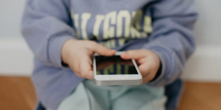Câmara aprova urgência para projeto que combate adultização de crianças nas redes sociais