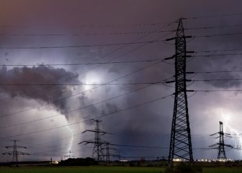 Mortes por choque elétrico reforçam alerta em dias de chuva