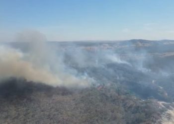 Incêndio atinge mais de 4 mil hectares em Pirenópolis e interdita cachoeiras