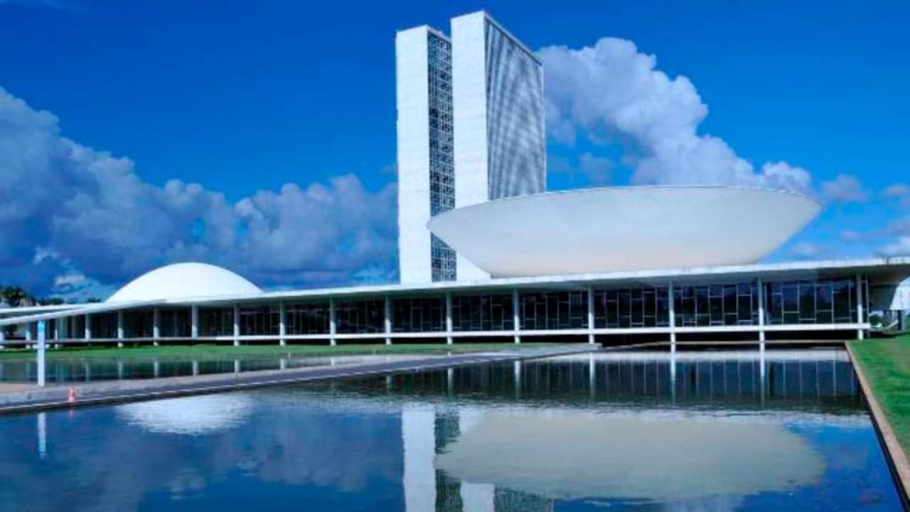 Câmara aprova PEC da Blindagem com voto secreto e extensão a deputados locais