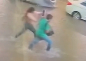 Vídeo mostra momento em que adolescente sofre choque elétrico em rua alagada de Goiânia