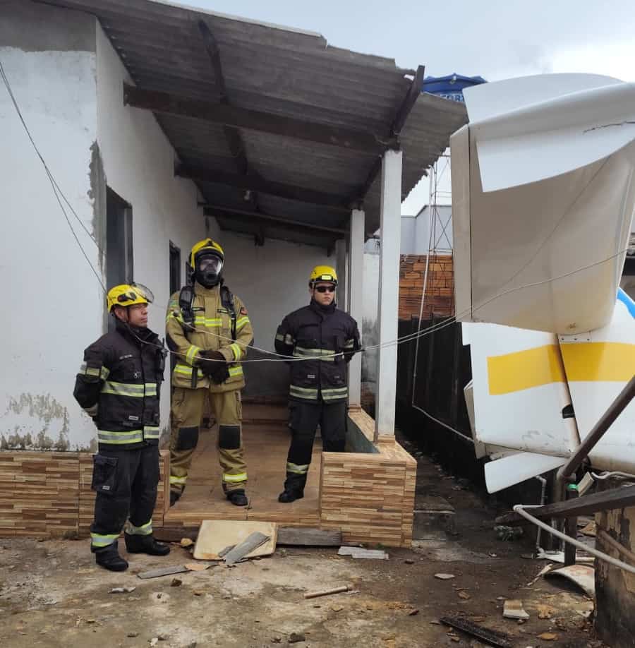 Avião de pequeno porte cai sobre casa em Goiânia