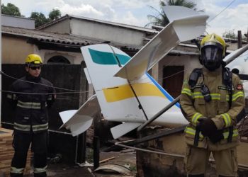 Avião de pequeno porte cai sobre casa em Goiânia e deixa piloto ferido
