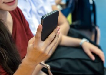 Câmara de Goiânia aprova projeto que proíbe celulares em escolas públicas e privadas