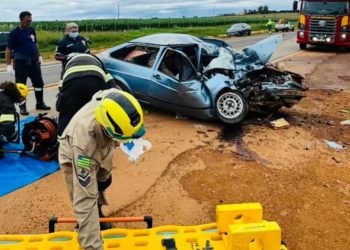 Colisão entre moto e carro mata duas pessoas na GO-414