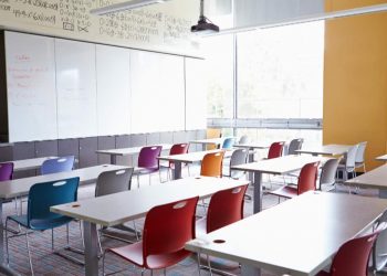 Servidores da educação em Goiás receberão bônus e terão mudança na jornada; confira