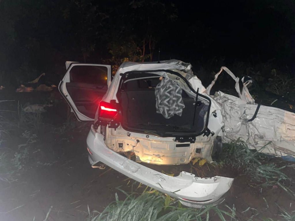 Colisão entre carro e caminhão BR-153