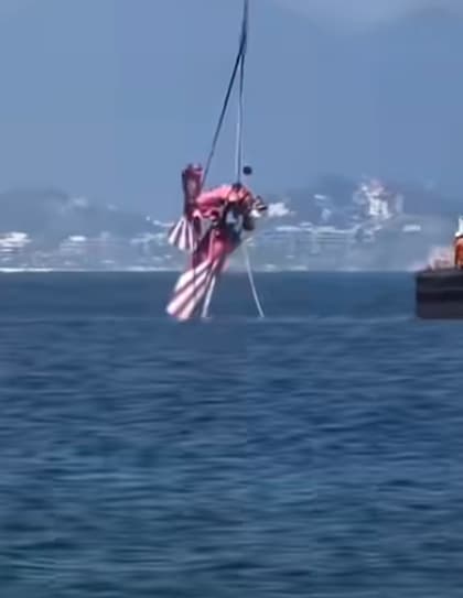 Destroços do avião sendo retirados do mar