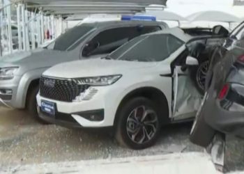 Carro em alta velocidade invade concessionária no Setor Bueno, em Goiânia