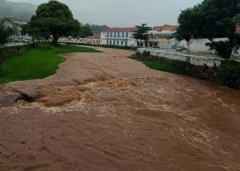 Chuva intensa provoca transbordamento do Rio Vermelho e alaga ruas na cidade de Goiás