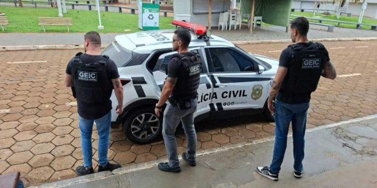 Homem é preso após quebrar perna da ex-companheira com golpe de pá em Goiás