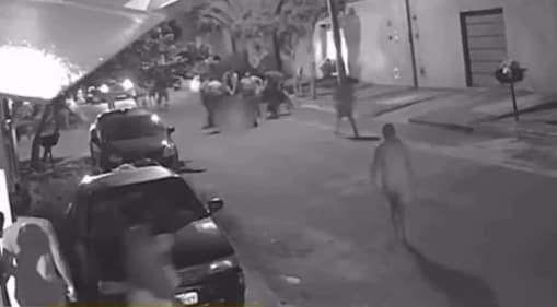 Homem mantém jovem refém