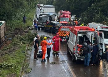 Ônibus com 28 pessoas tomba e deixa feridos na BR-153, em Goiás
