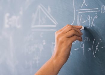 Piso nacional do magistério é reajustado em 5,4% e passa a R$ 5,1 mil em 2026